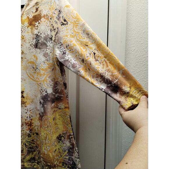 One World Women's Size Large Abstract Gold Yellow V-Neck Asymmetric Hem Top - Picture 4 of 7